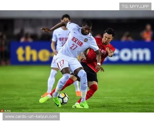 足球运动员不满被换下怒摔毛巾