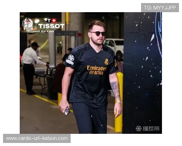 东契奇步伐灵活晃倒对手后命中,独行侠全场惊呼